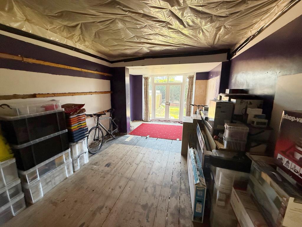 Lot: 143 - FREEHOLD DETACHED HOUSE FOR IMPROVEMENT WITH STRUCTURAL MOVEMENT - The Dining Room